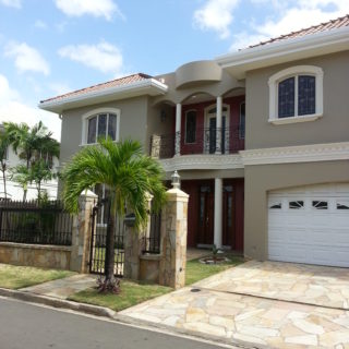 2 storey 5 bedroom 3 1/2 bath home with pool